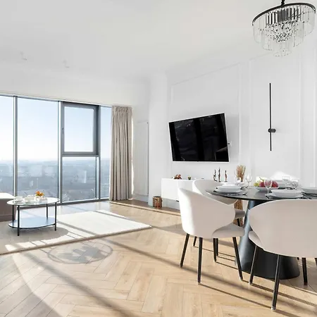 Stylish With Views And Parking In The Prestigious Hanza Tower With Swimming Pool By Renters Lägenhet