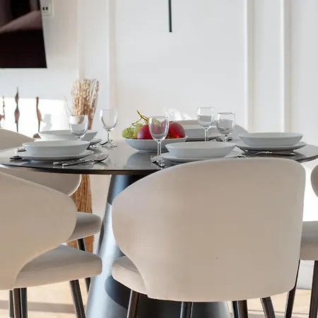 Stylish With Views And Parking In The Prestigious Hanza Tower With Swimming Pool By Renters Lägenhet *