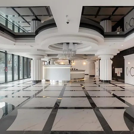 Stylish With Views And Parking In The Prestigious Hanza Tower With Swimming Pool By Renters Lägenhet Szczecin