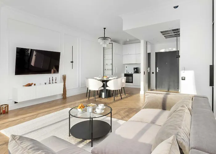 Апартаменты Stylish With Views And Parking In The Prestigious Hanza Tower With Swimming Pool By Renters Щецин