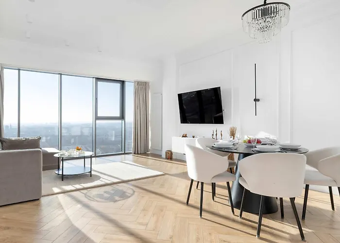 Stylish With Views And Parking In The Prestigious Hanza Tower With Swimming Pool By Renters Апартаменты