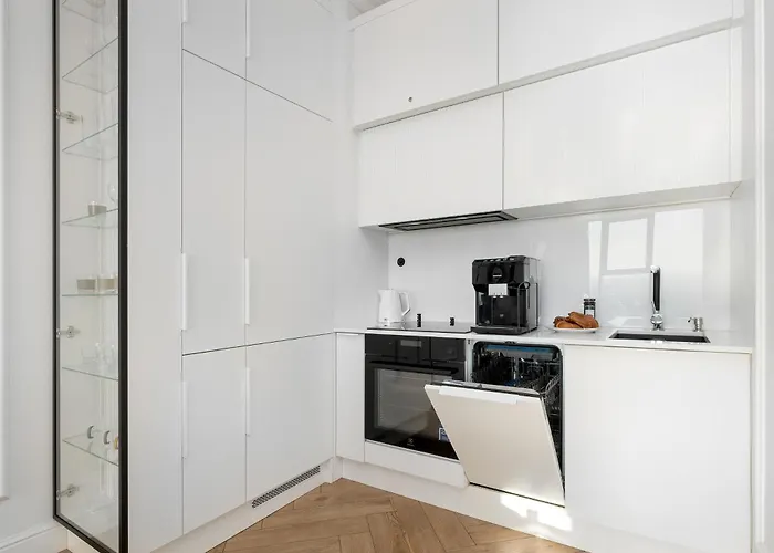 Stylish With Views And Parking In The Prestigious Hanza Tower With Swimming Pool By Renters