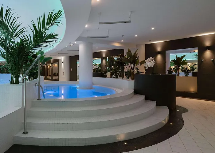 Апартаменты Stylish With Views And Parking In The Prestigious Hanza Tower With Swimming Pool By Renters *