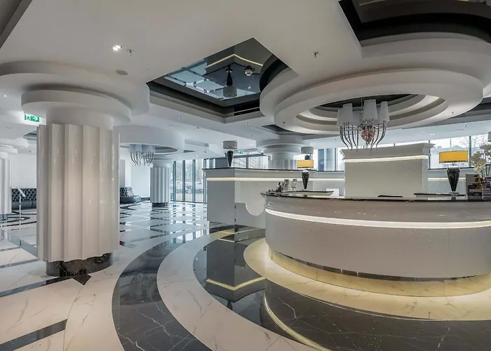 Апартаменты Stylish With Views And Parking In The Prestigious Hanza Tower With Swimming Pool By Renters *