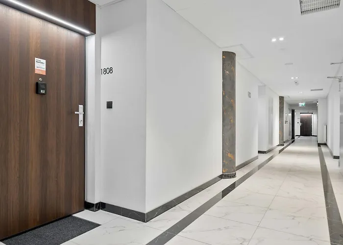 Апартаменты Stylish With Views And Parking In The Prestigious Hanza Tower With Swimming Pool By Renters Щецин